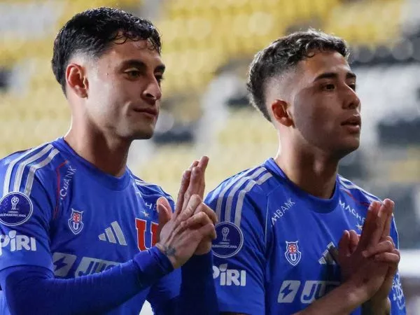 Javier Altamirano y Lucas Assadi celebrando el primer gol ante Alianza Lima por la Copa Sudamericana 2025