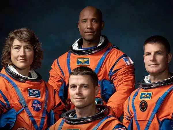 Astronautas de la misión Artemis II entrenando para el regreso humano a la Luna en 2026.