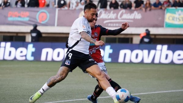 Javier Correa disputando un balón en la Liga de Primera