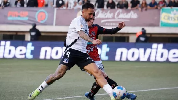 Javier Correa disputando un balón en la Liga de Primera