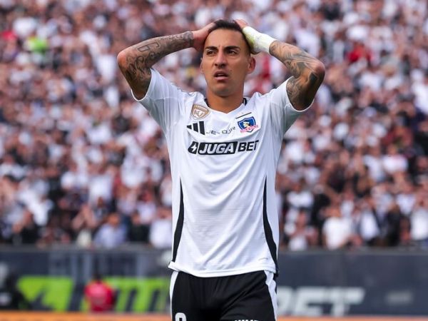 Javier Correa disputando un balón en la Liga de Primera