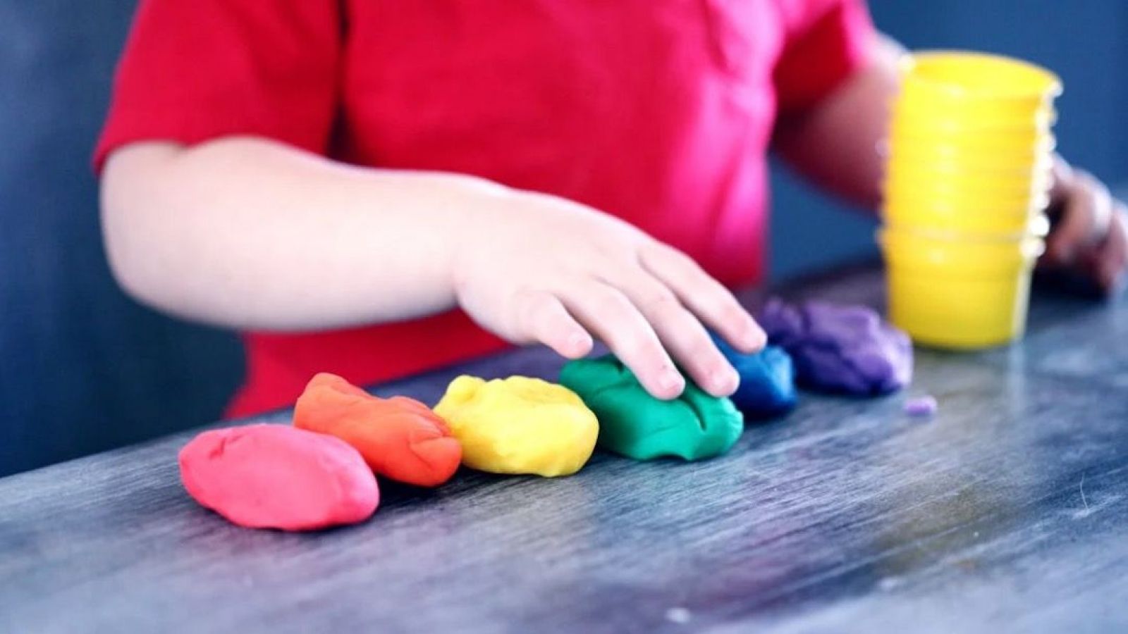 Niño jugando con plasticina