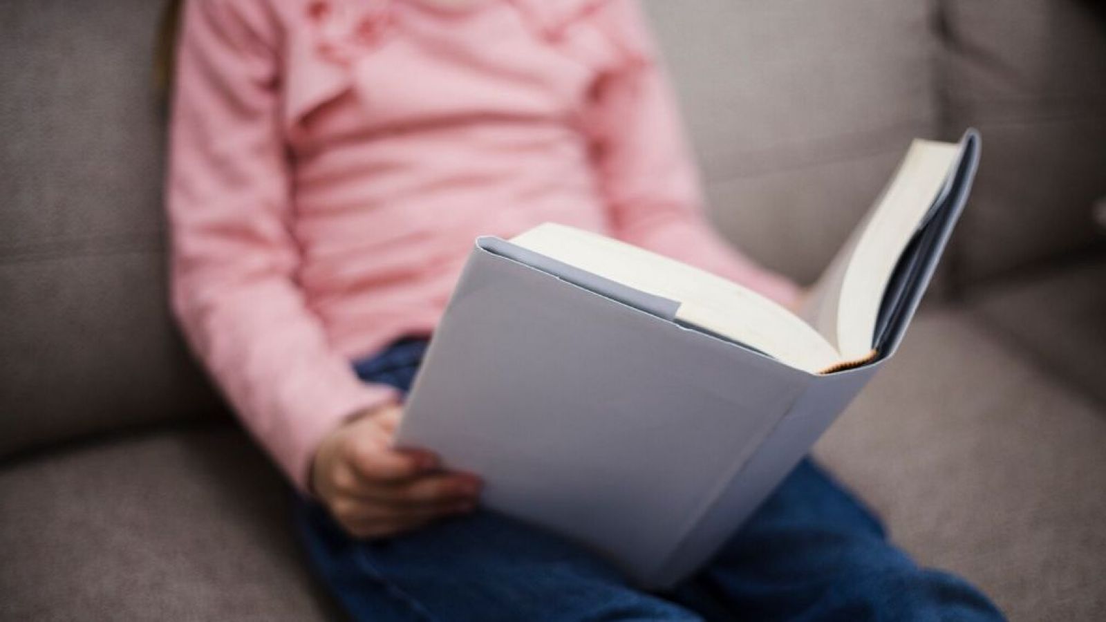 Niña leyendo