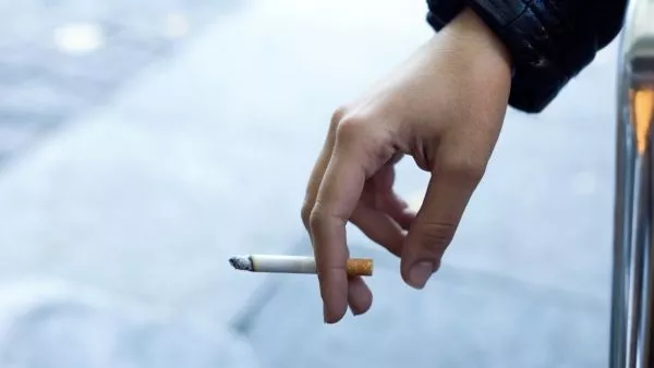 Mano con un cigarro
