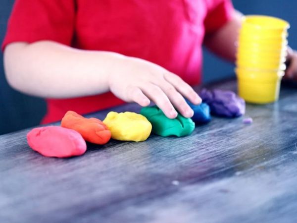 Niño jugando con plasticina