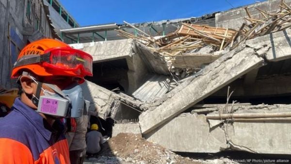 Rescatista en colegio que se derrumbó en Indonesia.