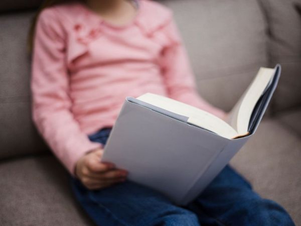 Niña leyendo