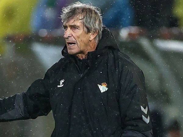 Manuel Pellegrini dirigiendo un partido del Real Betis