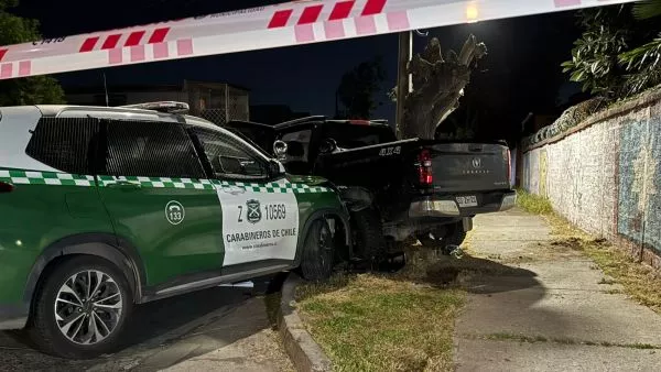 Colisión entre auto policial y de asaltantes en Maipú.