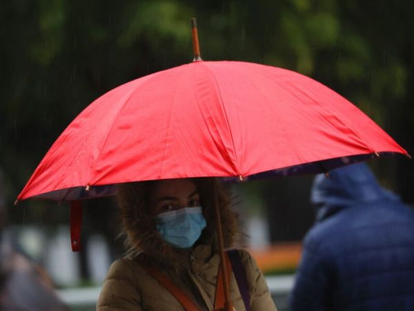 Persona con paraguas bajo la lluvia en Santiago.