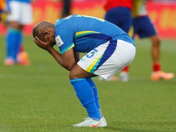 Jugador de Brasil lamentándose