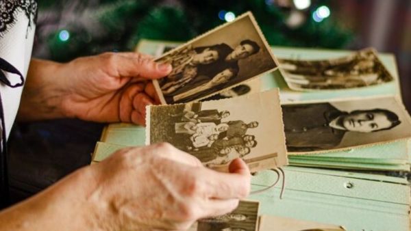 cerebro con una luz de recuerdos.