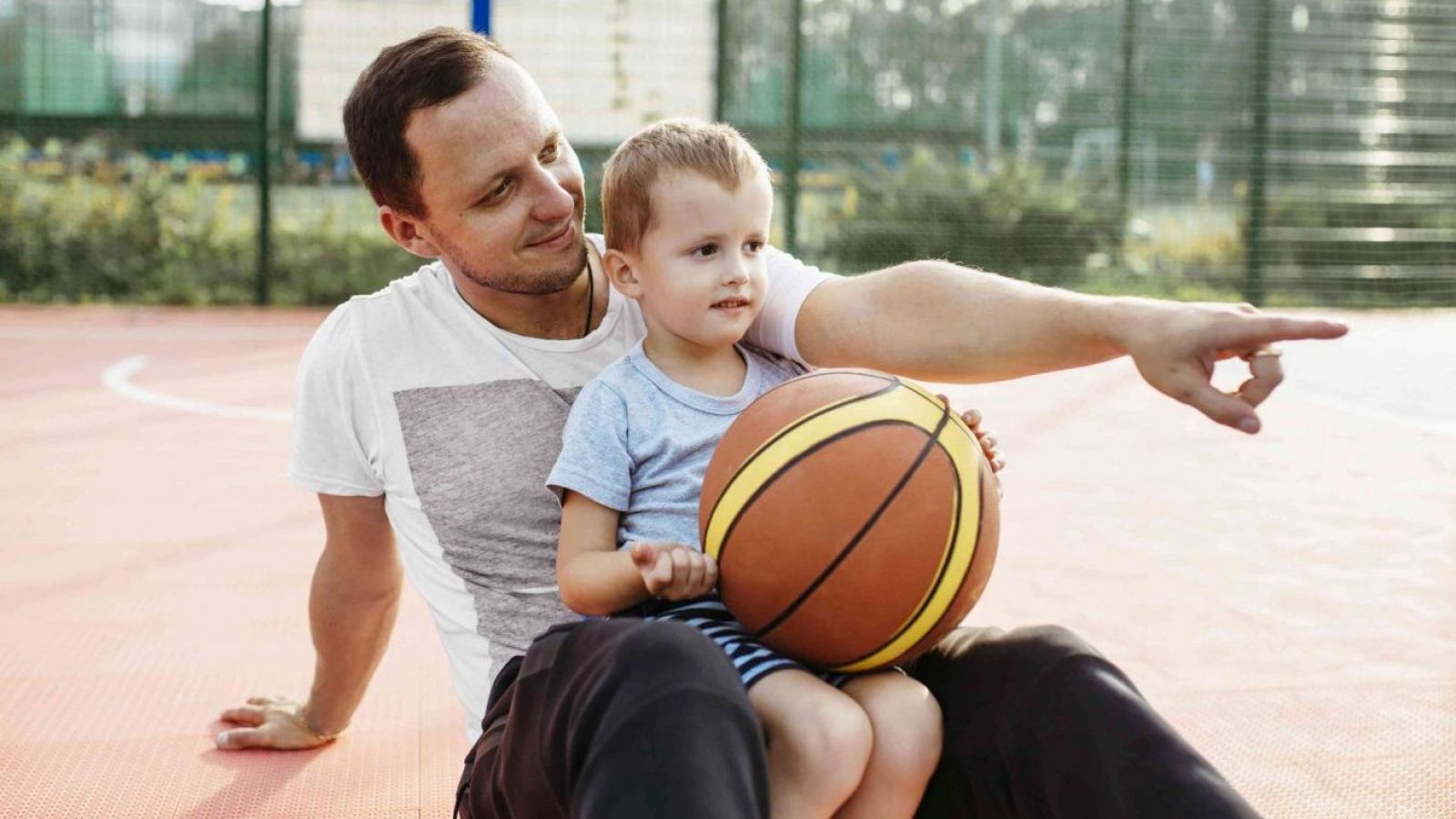 Padre e hijo haciendo deporte