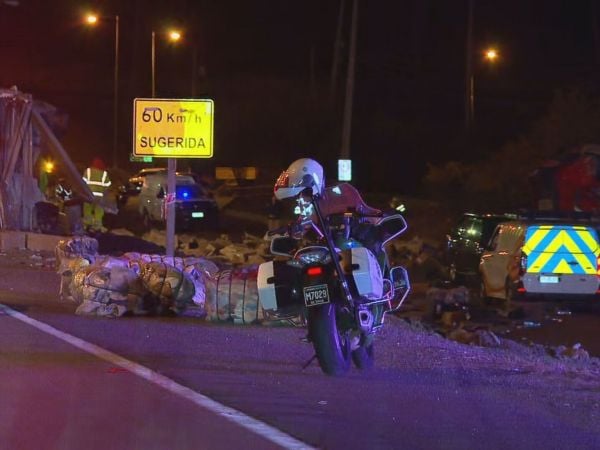 Camión volcado en Ruta 5 Norte.