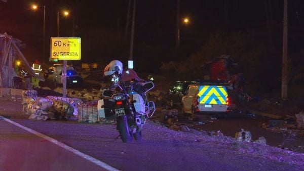 Camión volcado en Ruta 5 Norte.