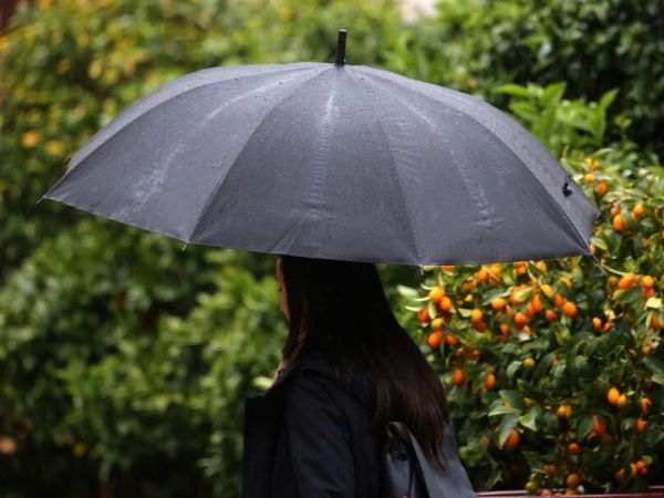 Persona con paraguas bajo la lluvia