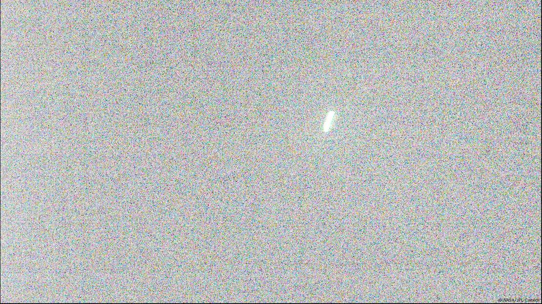 El rover Perseverance de la NASA capturó esta misteriosa franja luminosa en Marte el 4 de octubre de 2025, desatando especulaciones sobre su posible relación con el cometa interestelar.