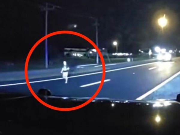 Niño corre en una autopista de Estados Unidos