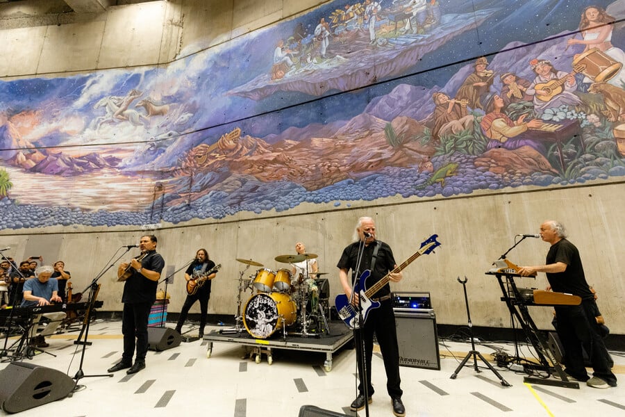 Mural de Los Jaivas en Cal Y canto