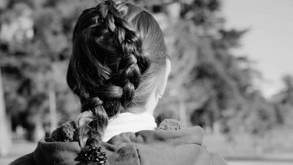 Niña de espalda referencial