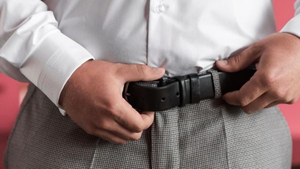 Hombre usando cinturón