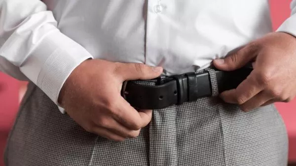 Hombre usando cinturón