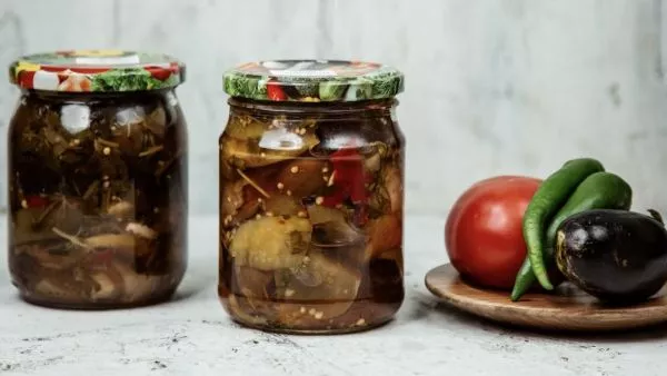 Frascos de conservas cerrados