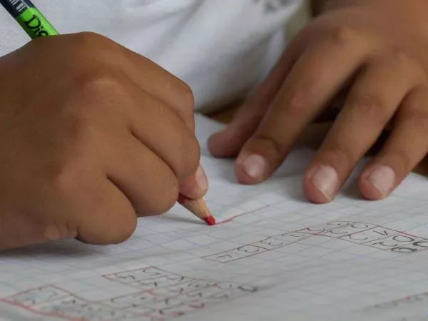 Niño en escuela. Foto referencial.