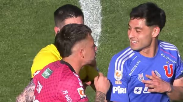 Javier Altamirano y Jason León discuten en el triunfo 2-1 de Universidad de Chile sobre Palestino