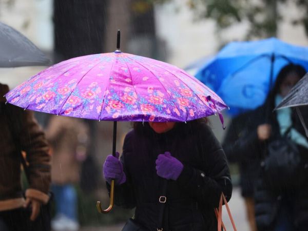 Persona con paraguas bajo la lluvia