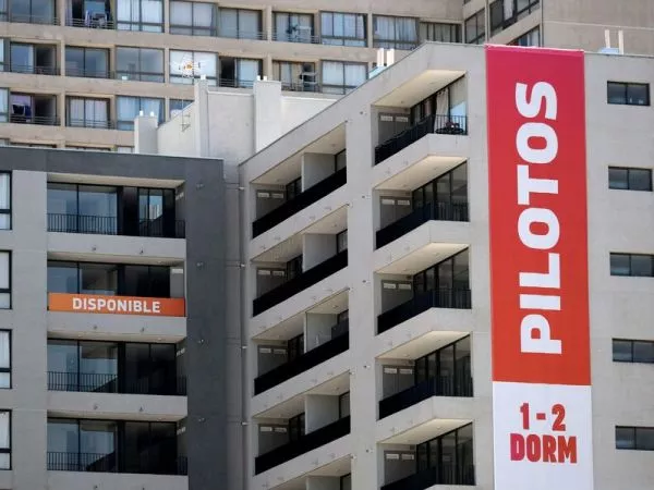 Edificio con departamentos piloto. Black Inmobiliario