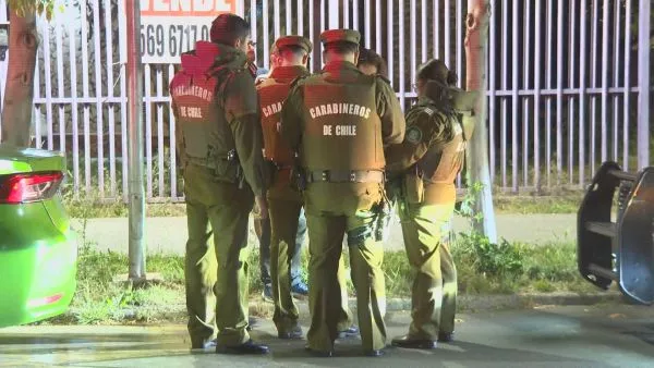 Carabineros en el sitio del portonazo entrevistando a las víctimas.