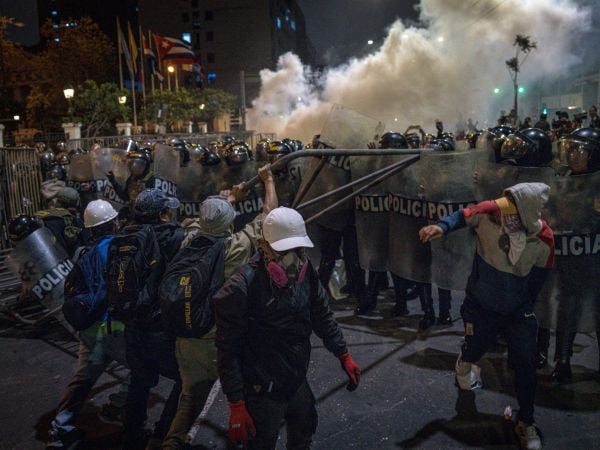 Incidentes frente a Congreso de Perú