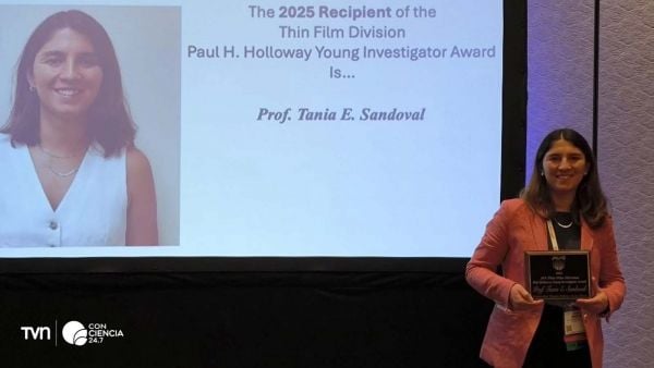 La Dra. Tania Sandoval durante la ceremonia de premiación de la American Vacuum Society en Charlotte, Carolina del Norte.