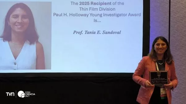 La Dra. Tania Sandoval durante la ceremonia de premiación de la American Vacuum Society en Charlotte, Carolina del Norte.