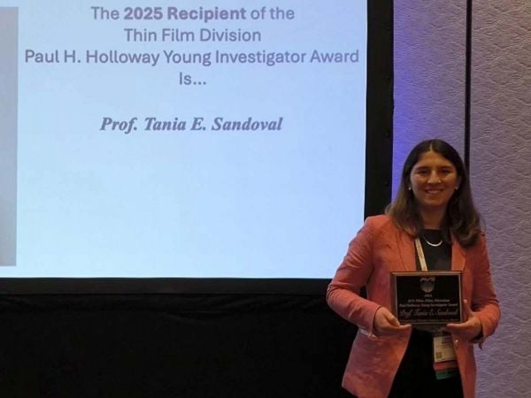 La Dra. Tania Sandoval durante la ceremonia de premiación de la American Vacuum Society en Charlotte, Carolina del Norte.