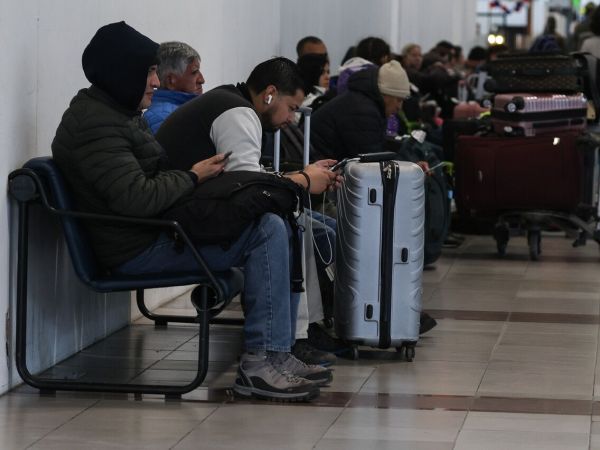 Aviso de bomba en Aeropuerto de Santiago: pasajeros fueron desembarcados