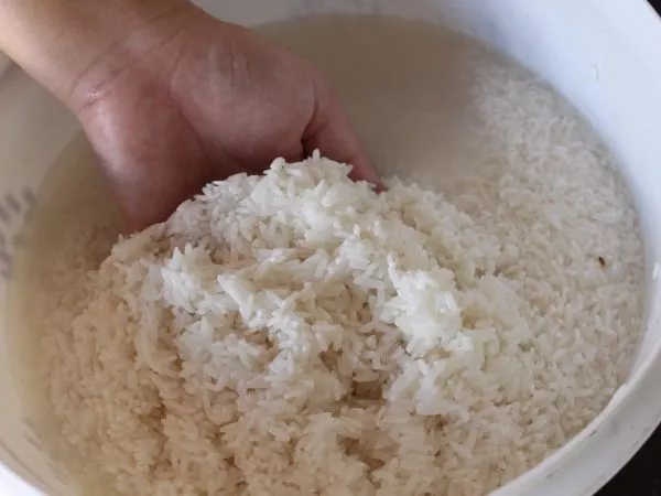 Persona lavando el arroz