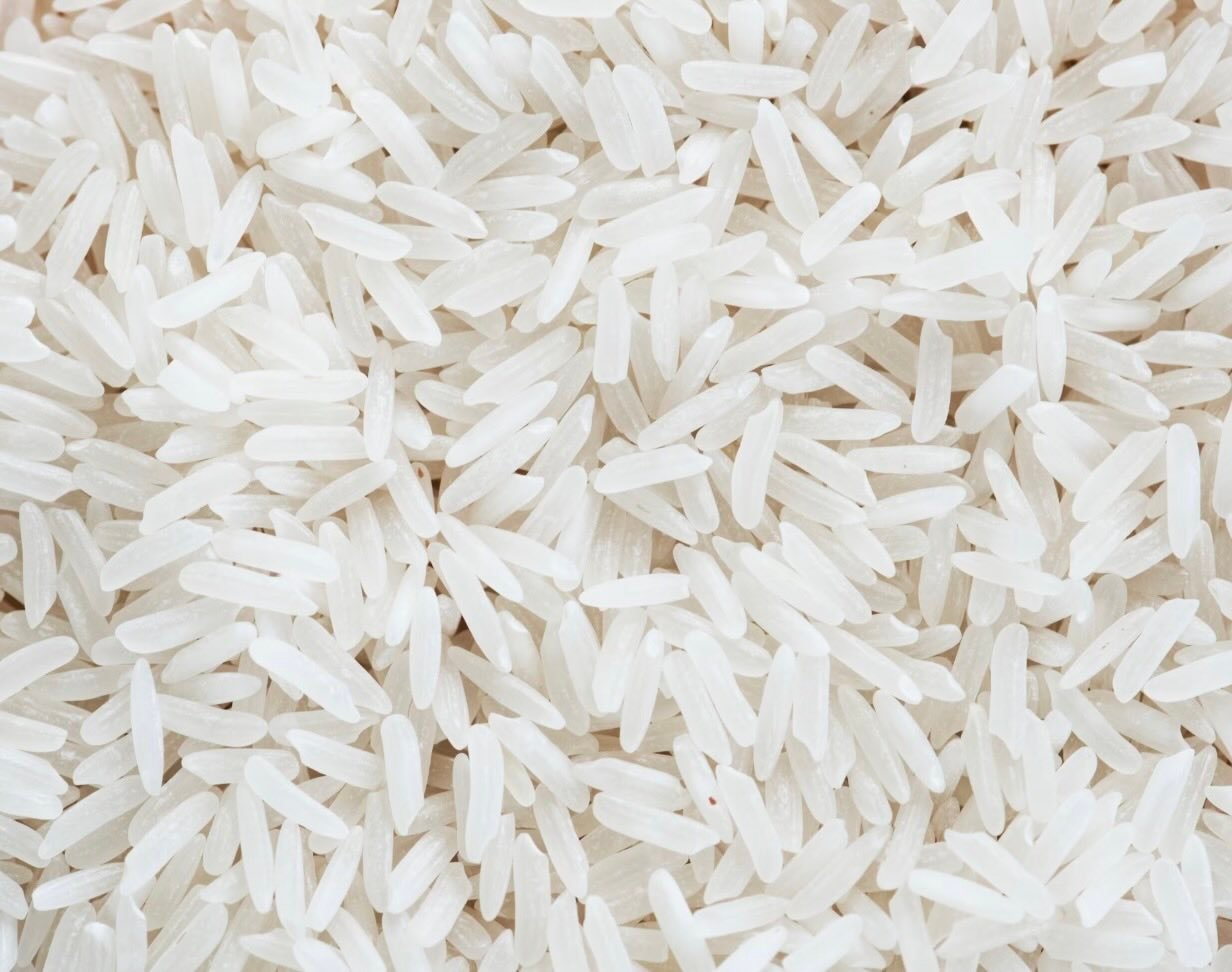 Granos de arroz crudo