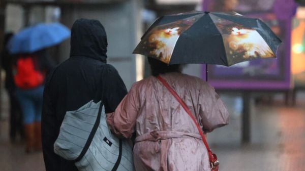 Personas con paraguas