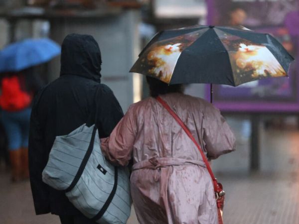 Personas con paraguas