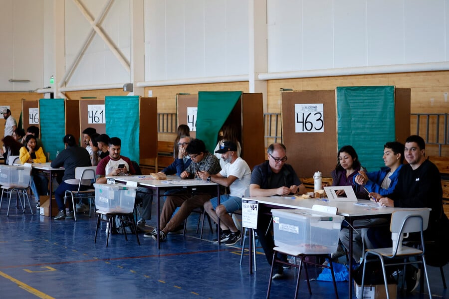 Vocales de mesa sentados en elecciones