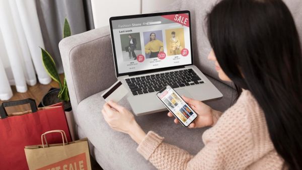 Black Friday. Mujer comprando online