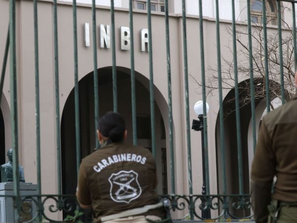 Encapuchados atacaron camioneta del rector del INBA