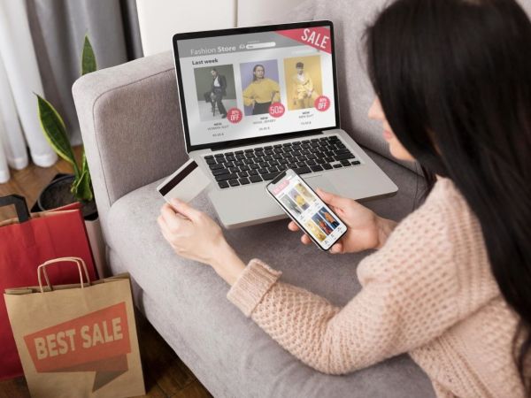 Black Friday. Mujer comprando online