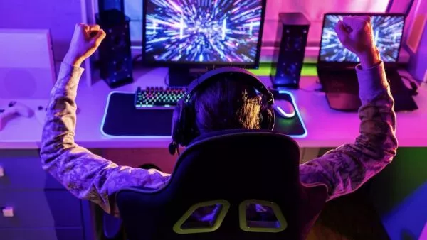 Niño rata. Niño gamer jugando en un computador
