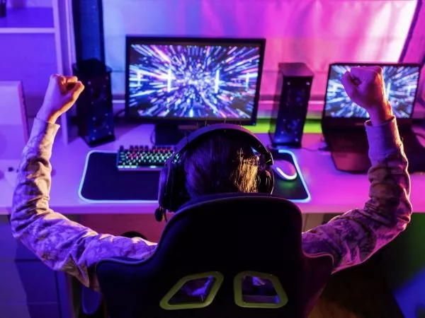 Niño rata. Niño gamer jugando en un computador