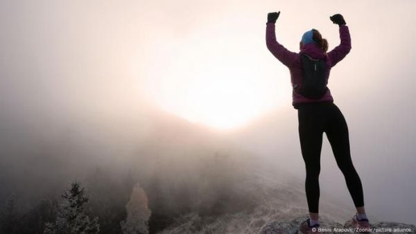 Mujer estirándose luego de hacer ejercicio al aire libre.