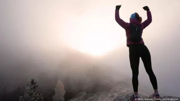 Mujer estirándose luego de hacer ejercicio al aire libre.