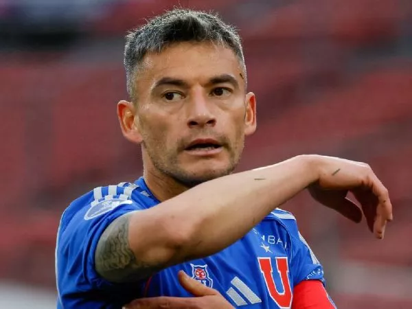 Charles Aránguiz jugando frente a Lanús por semifinales de Copa Sudamericana